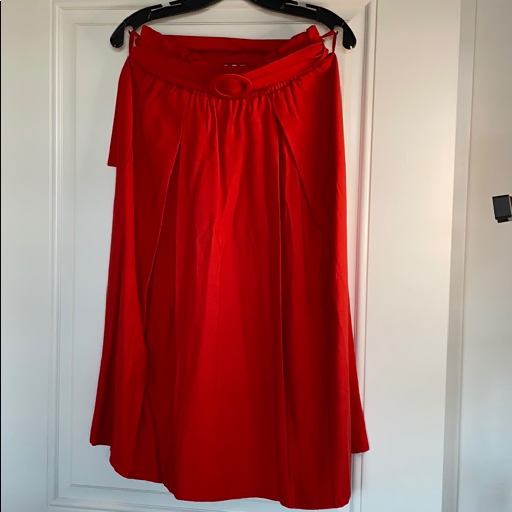 new red skirt)